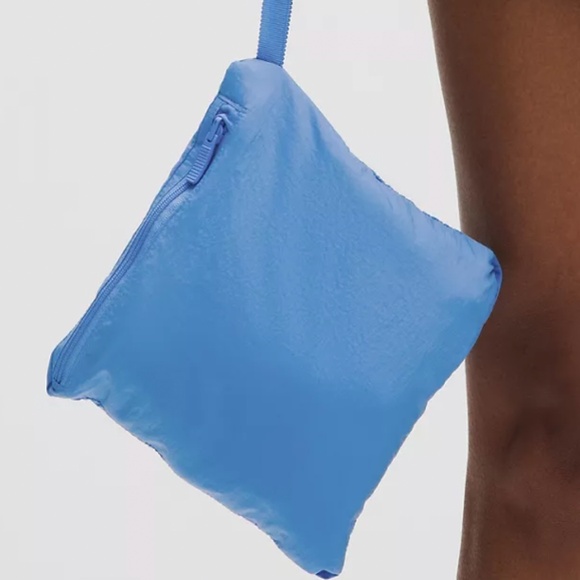 LULULEMON- Hood - Lite Relaxed fit Jacket. - Picture 8 of 10